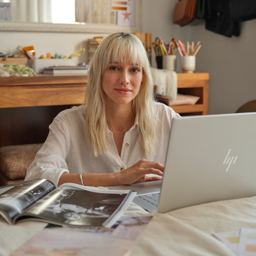 HP ENVY x360 16-ac0655ng Intel Core Ultra 5 125U Hybrid (2-in-1) 40,6 cm (16") Touchscreen 2K 16 GB LPDDR5-SDRAM 1 TB SSD Wi-Fi 7 (802.11be) Windows 11 Home AI PC Silber HP ENVY x360 16-ac0655ng Intel Core Ultra 5 125U Hybrid (2-in-1) 40,6 cm (16") Touchscreen 2K 16 GB LPDDR5-SDRAM 1 TB SSD Wi-Fi 7 (802.11be) Windows 11 Home AI PC Silber