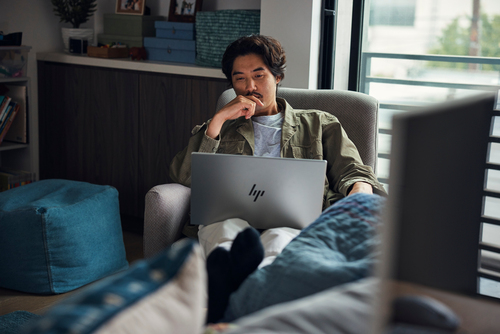 HP ENVY 17-cw0606ng Intel® Core™ i7 i7-13700H Laptop 43,9 cm (17.3") Full HD 16 GB DDR4-SDRAM 1 TB SSD Wi-Fi 6E (802.11ax) Windows 11 Home Silber